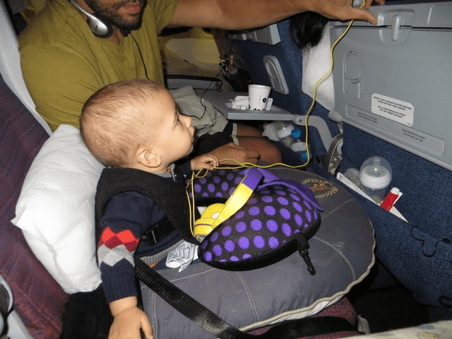 criança no avião indo para punta cana