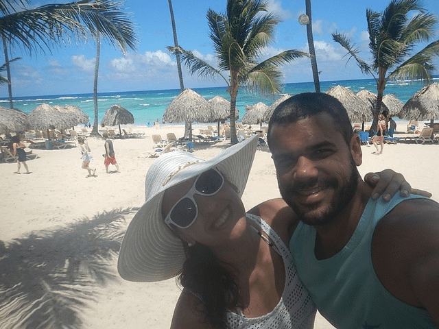 casal na praia com mar azul turquesa