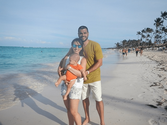 casal com bebê na praia