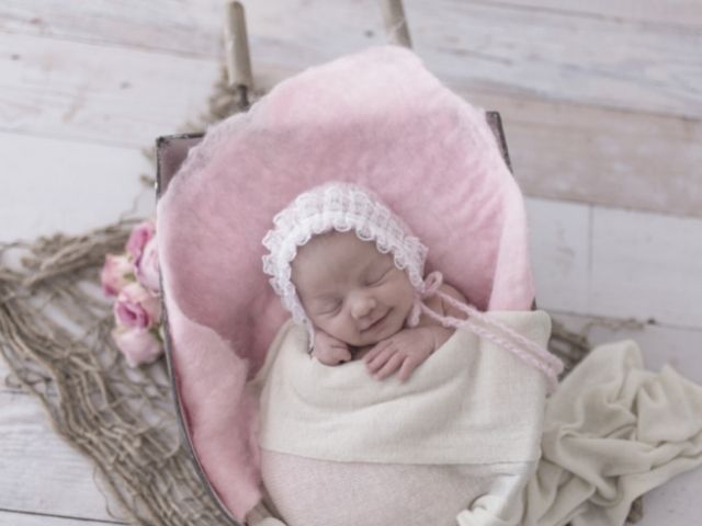 bebê recém nascido dormindo em ensaio newborn