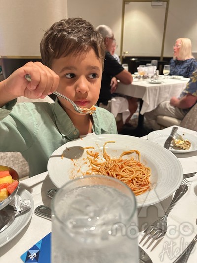 menino jantando um prato de macarrão a bordo do odyssey of the seas