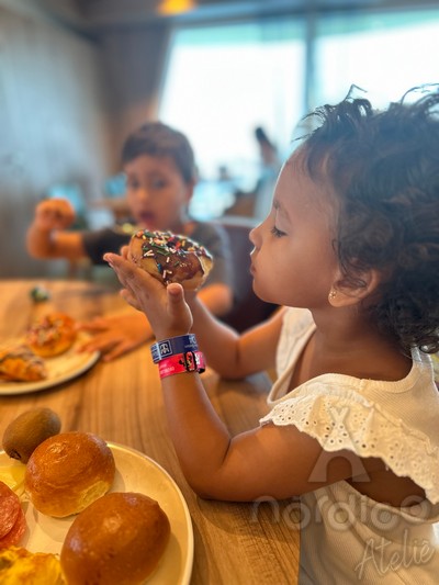 Menina comendo donuts no café da manhã do Windjammer