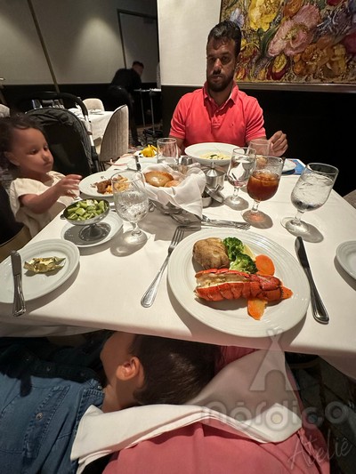 Mesa do Maind Dining Room, com pratos e pessoas jantando