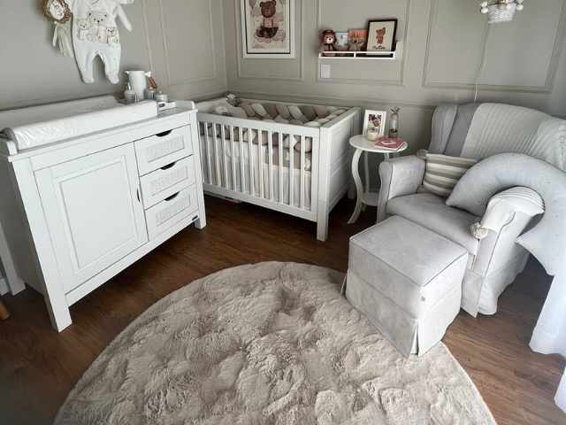 Tapete Infantil clean em um quarto de bebê clean predominantemente branco, localizado embaixo da poltrona de amamentação e próximo ao berço e cômoda