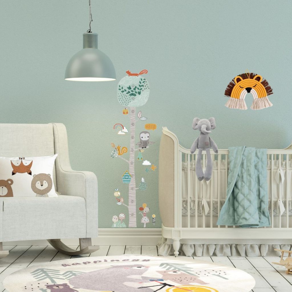 quarto infantil com decoração temática safari com tons de verde e objetos decorativos no tema de animais